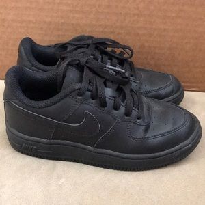 NIKE AIR FORCE BLACK KIDS SIZE 12 US